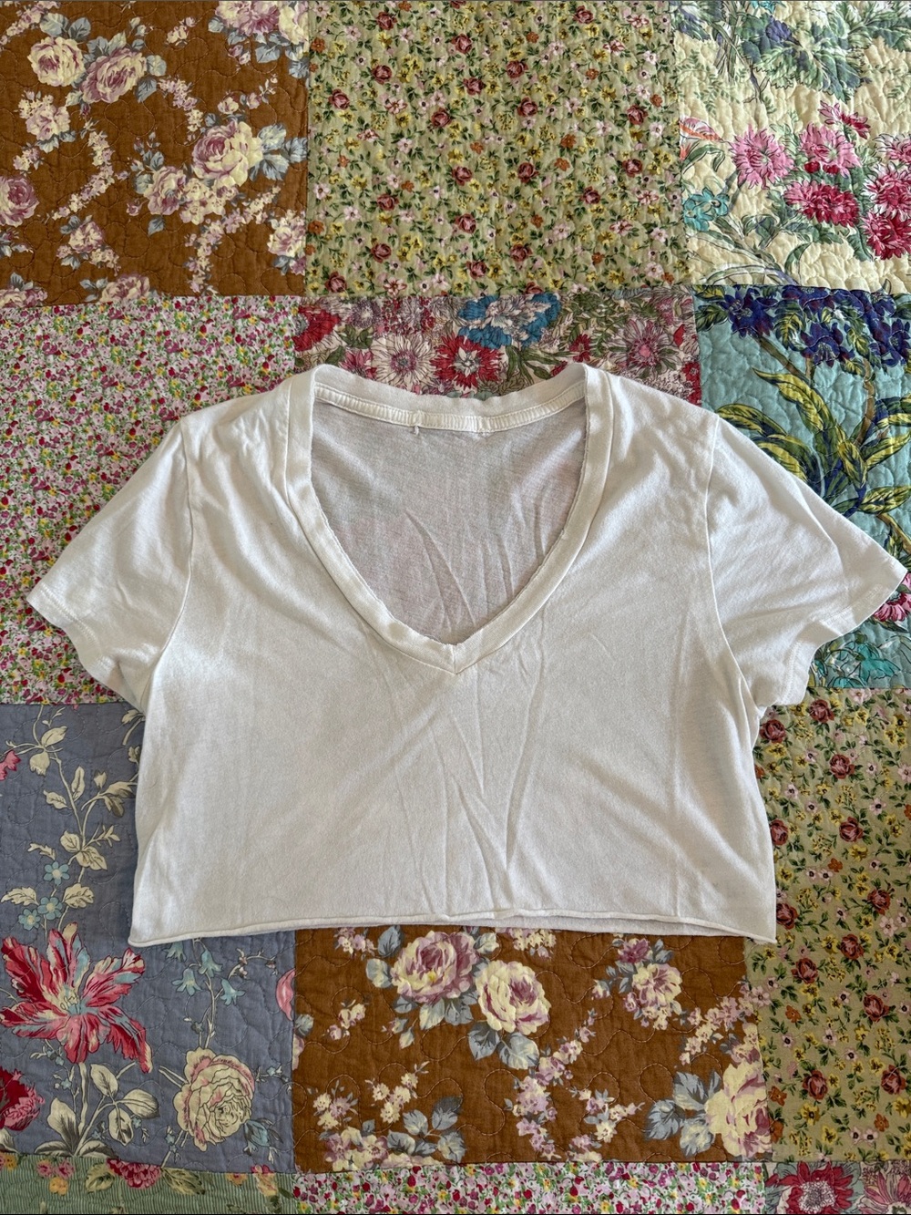 Eterne Women's White V-Neck Crop Top